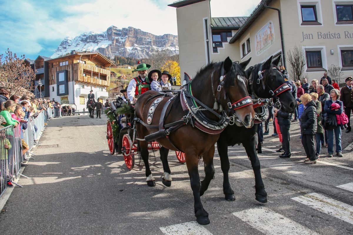 Alta Badia_Cavalcata di San Leonardo. Freddy planinschek Torna la cavalcata di San Leonardo in Alta Badia Alta Badia_Cavalcata di San Leonardo. Freddy planinschek Torna la cavalcata di San Leonardo in Alta Badia